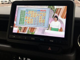 停車中には、テレビや映像コンテンツをお楽しみいただけます。長距離移動の際に、リラックスした時間を過ごせるのが魅力です。快適なドライブのお供に。