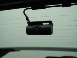 ◆リアにもドライブレコーダーを装備しております◆映像・音声などを記録する自動車用の装置です。もしもの事故の際の記録はもちろん、旅行の際の思い出としてドライブの映像を楽しむことができます。