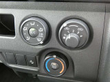 マニュアルエアコン装着です。夏は、快適に、冬でも車内の曇りを取ってくれるので安全です。