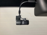 後方にもドライブレコーダーのカメラが付いています。前後両方でお車の周りを監視・記録いたします。