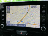 地図上に現在地や周辺道路が表示され、目的地までのルート確認に便利です。画面下部には地点登録や表示変更の項目も並び、行き先に合わせて確認しやすい案内画面です。