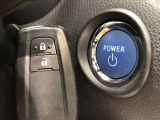 エンジンスタートスイッチです。キーが車内にあれば、エンジンの始動や停止はスイッチを押すだけ!キーを取り出す手間を省き、ワンプッシュで操作できるので簡単でスムーズです。