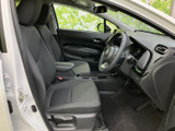 運転席と助手席には、身体を支える形状のシートが並び、落ち着いて過ごせる室内です。前方や左右の窓から周囲を確認しやすく、乗り降りの際も開口部にゆとりがあります。