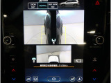 左右のサイドカメラ映像を同時に表示し、車両周囲の死角をしっかりカバー。狭い道や駐車時の接触リスクを減らし、安心して操作できる視界を確保します。