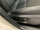 運転席パワーシートの操作スイッチです。スイッチを前後・上下に操作することで自分に合ったポジションに設定することで快適なドライブが出来ますよ!