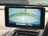 リバースギアに入れるだけで後方の表示へ切り替わります。夜間や雨の日の駐車も楽になりますよ。