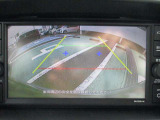 バックカメラはシフトをRに入れると、見えにくい後方の映像をナビゲーションに表示します。駐停車も安心かつ後方の安全確認もでき、車庫入れも驚くほど楽になります!!運転に自信の無い方でも安心ですね♪
