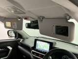 【サンバイザー】車内で身だしなみを整えるためのバニティミラーがセット。お化粧直しや髪型のチェックに活用できます。