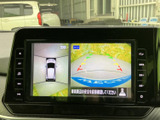 後方確認をサポートするモニター画面。駐車時の安全性向上に貢献します。車両周辺の状況を把握しやすく、運転に自信を持てます。