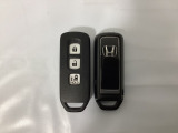 スマートキー付きですからドアロックの開閉およびエンジンスタートが楽々です。電動スライドドアの開け閉めもボタンで操作できます。スペアキーも同じものを用意しております。