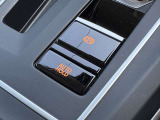 スイッチひとつで作動するエレクトロニックパーキングブレーキ。オートホールド機能で停止時のドライバー負担を軽減します。