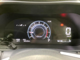 速度やシフト位置、燃料残量など、運転に必要な情報をひと目で確認しやすい表示です。中央の円形メーターと左右の表示が整理され、走行中も状況を把握しやすい設計です。