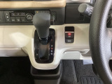 シンプルでとても使いやすいインパネシフトに、パーキングブレーキは電子制御パーキングブレーキです。