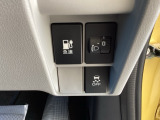 急速充電時は、車内の専用スイッチを操作することで充電口の蓋が開く仕組みです。車内からの操作に限定することで、誤接続や差し間違いを防ぐ安全性の高い設計となっています。