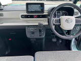 運転のしやすさを最優先に設計された見晴らしの良いインパネ。車両間隔が掴みやすく狭い道でも安心。