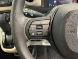 ステアリングにオーディオ操作スイッチが付いています。オーディオ画面に直接タッチしなくても操作が出来ますので、運転に集中できます。