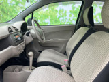 明るい内装色と見通しのよい窓まわりが、運転席に開放感をもたらします。前席はゆったり腰掛けられる形状で、身近な移動でも落ち着いて過ごせる、すっきりとした室内空間です。