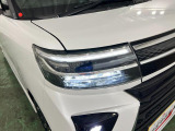 白く明るい光で夜間走行をサポートするLEDヘッドランプを搭載