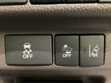 Hondaセンシング用の、VSA(ABS+TCS+横滑り抑制)解除と路外逸脱抑制機能のオンオフスイッチなどはハンドルの右側に装備しています。