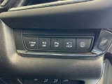 運転席横のスイッチでアイドリングスイッチやパーキングセンサーのON/OFFの切替が可能です。