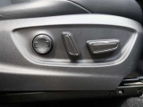 パワーシート搭載しております!微妙な調整が手軽にでき、ピッタリのポジションで運転することが可能です♪