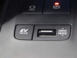 ドライブモードセレクト(ECO/NORMAL/SPORT)、モーターのみで静かに走行出来るEVドライブモードが採用されています。