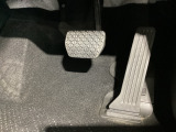 マツダ車の共通するポイントに前輪を前に出し運転席足元スペースを広げたこと!これによりホイールハウスが邪魔にならずにドライバーの中心線を基準とした位置へのペダル配置が可能となりました!