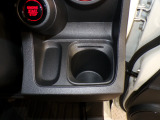 運転席の届きやすいところにドリンクホルダーがついています。視線をそらすことなく手に取れるので運転に集中できて安心ですね。