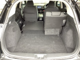 後席は分割可倒式で、用途に合わせてアレンジ可能。荷物の量や乗車人数に応じて柔軟に使える便利なシートです。