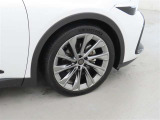 装着タイヤサイズは、225/45R21です。純正アルミホイールを装着しております。