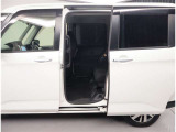 スライドドアの良いところは、乗り降りしやすく、隣の車両にドアをぶつける心配がないことですよね。両側電動スライドドアですから、運転席から開け閉めが操作できますよ。
