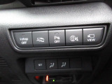 こちらのお車には先進安全装備が多数搭載されています。衝突被害を回避あるいは軽減するためのブレーキや、後方死角からの接近警報、車線逸脱を防止する警報装置など、詳しくはスタッフまでお尋ねください。