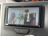 停車中にテレビ映像を楽しめるモニターを装備しています。待ち時間など、車内で過ごすひとときに映像を視聴でき、気分転換にも活用しやすい装備です。