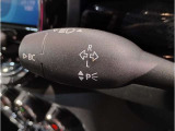 MINIの内装はとにかく『円』に拘ったデザインコンセプトが一目で伝わってきます。これほど円形に拘った車は他に御座いません。伝統のデザイン、トグルスイッチなど遊び心のある内装で御座います。