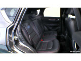 ◆後部座席◆後席も大人の方でもゆったり乗れるスペースを確保。足元も深くシートのクッションも柔らかくロングドライブの疲労を軽減してくれます。