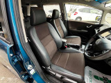 フロントシートです。運転席には座面の上下調節が可能なハイトアジャスターが装備されております。大きな痛み等が無く綺麗な状態です。