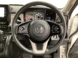 ハンドルにHondaセンシング系のクルーズコントロールやレーンキープアシストなどのスイッチと、オーディオの操作スイッチが装備されています。ハンドルから手を離さず安全に操作できます。