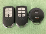 スマートキー付きですからドアロックの開閉およびエンジンスタートが楽々です。電動スライドドアの開け閉めもボタンで操作できます。加えて、純正リモコンエンジンスターター用の操作キーもついています。