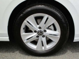 純正16インチアルミホイールが装着されております。モデル別にデザインされておりこちらの車両を足元からイメージに合うように考えられております。車のデザインを印象付けるのではないでしょうか?