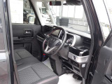 視界や操作まわりを確認しやすい運転席です。