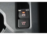 電動パーキングブレーキはスイッチ一つ(指で引く、または押す)でパーキングブレーキの作動・解除ができます。力が必要ないため、誰でも簡単に操作できます。