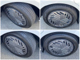 タイヤ4本それぞれの写真です。185/60R16タイヤ&フルホイールカバー装着