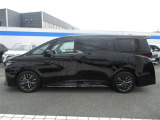 広々とした車内空間に優れた燃費性能。更にデザインも上質で人気のお車です!