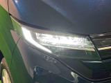 対象物が見やすく白く明るい光で夜間走行をサポートするLEDヘッドランプを搭載