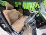 運転席まわりには十分なスペースがあり、大柄な方でもゆったり運転していただける環境です。