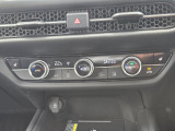 運転席と助手席それぞれで温度調整可能。快適性を高めるデュアルエアコンです。