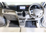 ドライバーを包み込むように、ディスプレーやスイッチ、コンソールを配置。座った瞬間から運転への期待が!空間そのものの心地よさにこだわっています。