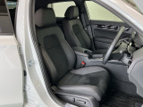 運転席は、大きな座面と包み込むような背もたれがドライバーの身体全体をしっかり支えます。上質なシート素材と座り心地のよいクッションを採用し、長時間の運転やコーナーの多い道も快適です。