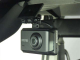 デジタルインナーミラー装備!車両後方のカメラの映像をデジタル補正で視認性を向上させてインナーミラー内に表示します♪視界を遮るものがなく、後席に同乗者がいても後方を確認しやすく安心です♪