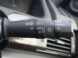 レバーには各操作の表示があり、必要な機能を確認しやすい作りです。運転中に手元で扱えるため、周囲への合図やライト操作を行う際にも便利にお使いいただけます。
